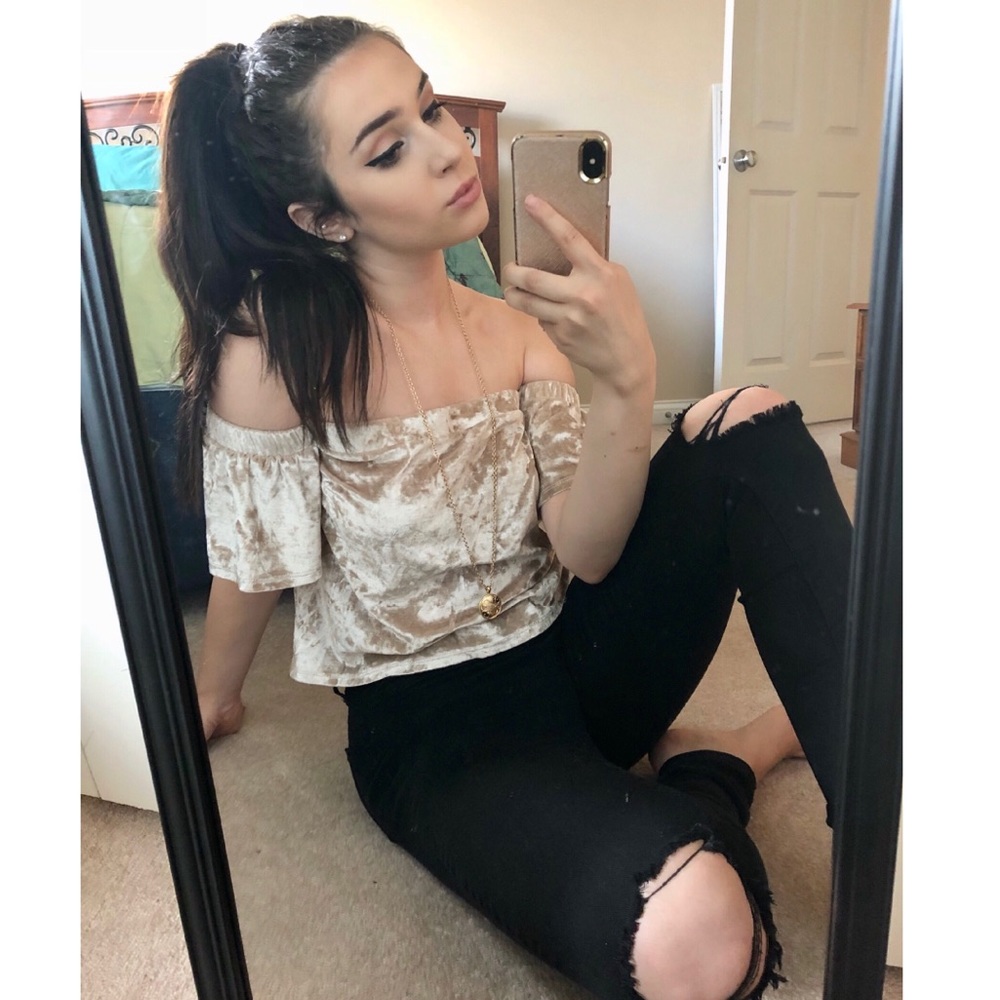 🌸 Over The Shoulder Cream Top 🌸